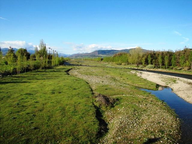 der Rio Oja. Am Horizont die Sierra de la Demanda. Die Gipfel tragen bis in den Sommer hinein Schnee