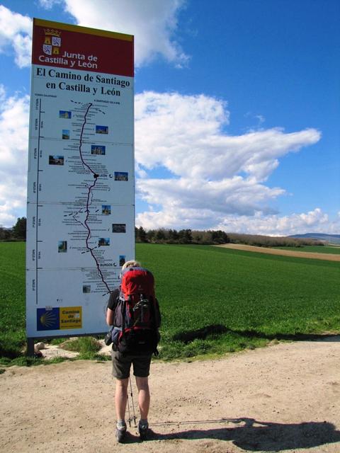 Mäusi schaut auf der grossen Infotafel unser weiterer Wegverlauf an