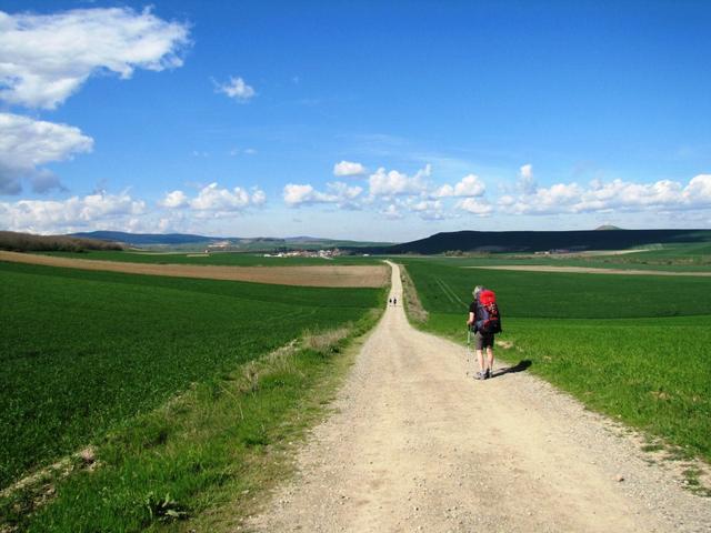 am Horizont taucht Redecilla del Camino auf