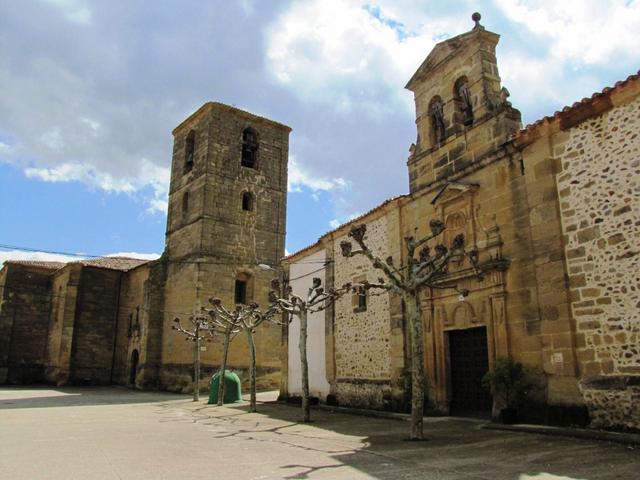 bei der Kirche von Castildelgado eine kleine Pause gemacht und ein Glacé gegessen