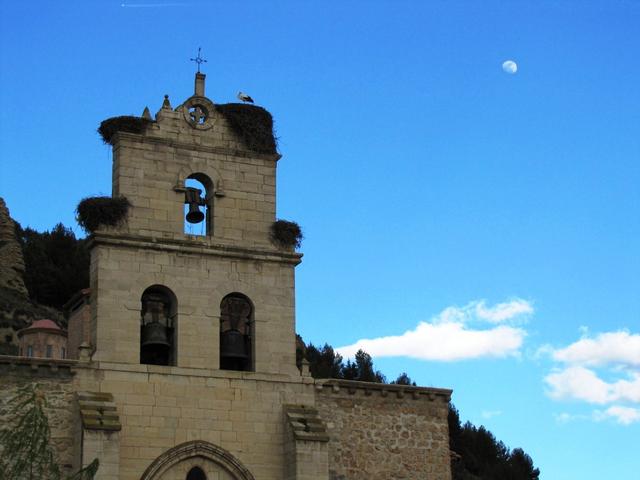 die Kirche von Belorado ist mit unzähligen Storchennester bestückt