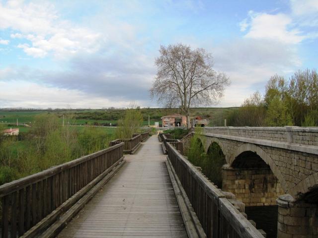 über eine Holzbrücke überqueren wir den Rio Tirón und haben sommit Belorado verlassen