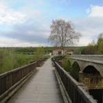 über eine Holzbrücke überqueren wir den Rio Tirón und haben sommit Belorado verlassen