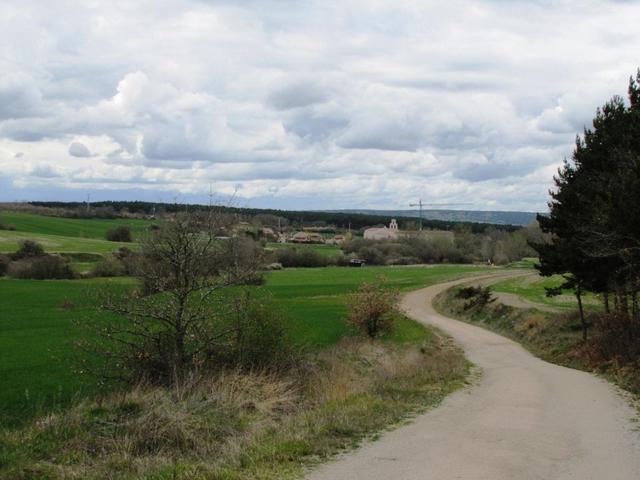 am Horizont taucht San Juan de Ortega auf. Zum Glück ist das Mittelalter vorbei und wir wurden nicht überfallen