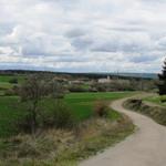 am Horizont taucht San Juan de Ortega auf. Zum Glück ist das Mittelalter vorbei und wir wurden nicht überfallen