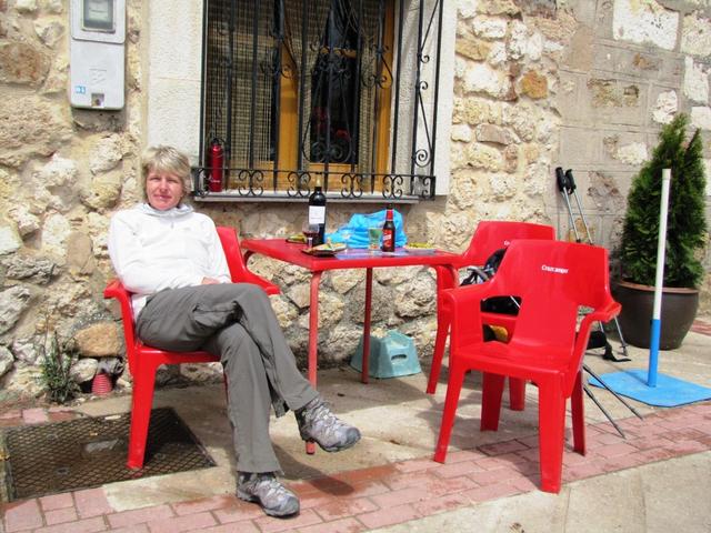 nach einem kleinen Platzregen, geniesst Manuela die Sonne und den Apéro. Warten auf das Nachtessen