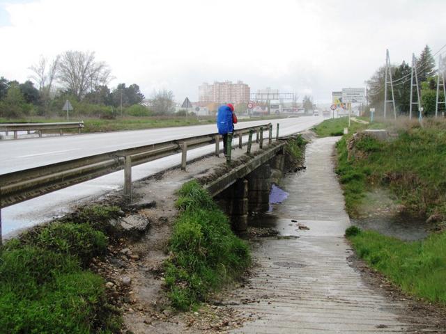 das ca. 10km lange Teilstück vor Burgos mit Industrie, Verkehr und Wohnsilos ist ist nicht gerade von Schönheit geprägt