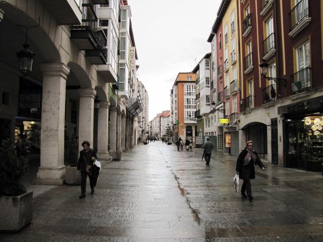 wir schlendern nun durch die Altstadt von Burgos. Es regnet und der kalte Wind aus dem Kantabrischem Gebirge bläst um die Ohren