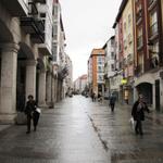 wir schlendern nun durch die Altstadt von Burgos. Es regnet und der kalte Wind aus dem Kantabrischem Gebirge bläst um die Ohren