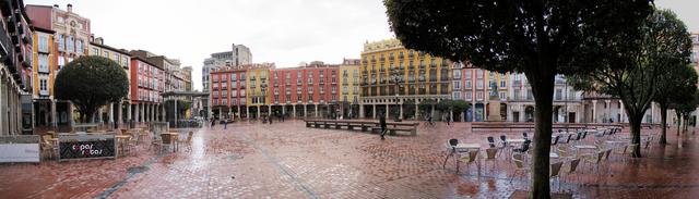 Breitbildfoto von der schönen Plaza Mayor. Schade das es regnet