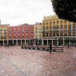 Breitbildfoto von der schönen Plaza Mayor. Schade das es regnet