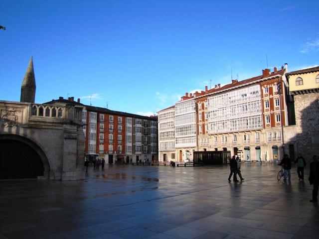 die Plaza de Santa Maria bei der Kathedrale mit seinen schönen Hüser und verglaste Balkone