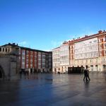 die Plaza de Santa Maria bei der Kathedrale mit seinen schönen Hüser und verglaste Balkone