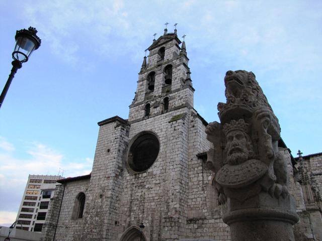 die San Lesmes Kirche 15.Jh. besitzt ein gotisches Portal von Simon von Köln