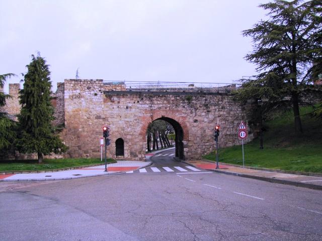 durch den Arco de San Martin 14.Jh. verliessen im Mittelalter wie auch heute noch, die Pilger die Stadt