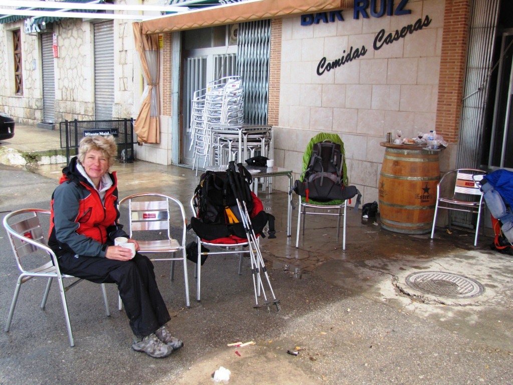 die Bar in Tardajos war so ungepflegt und es roch ein bisschen komisch. Wir haben darum draussen den Kaffee genossen