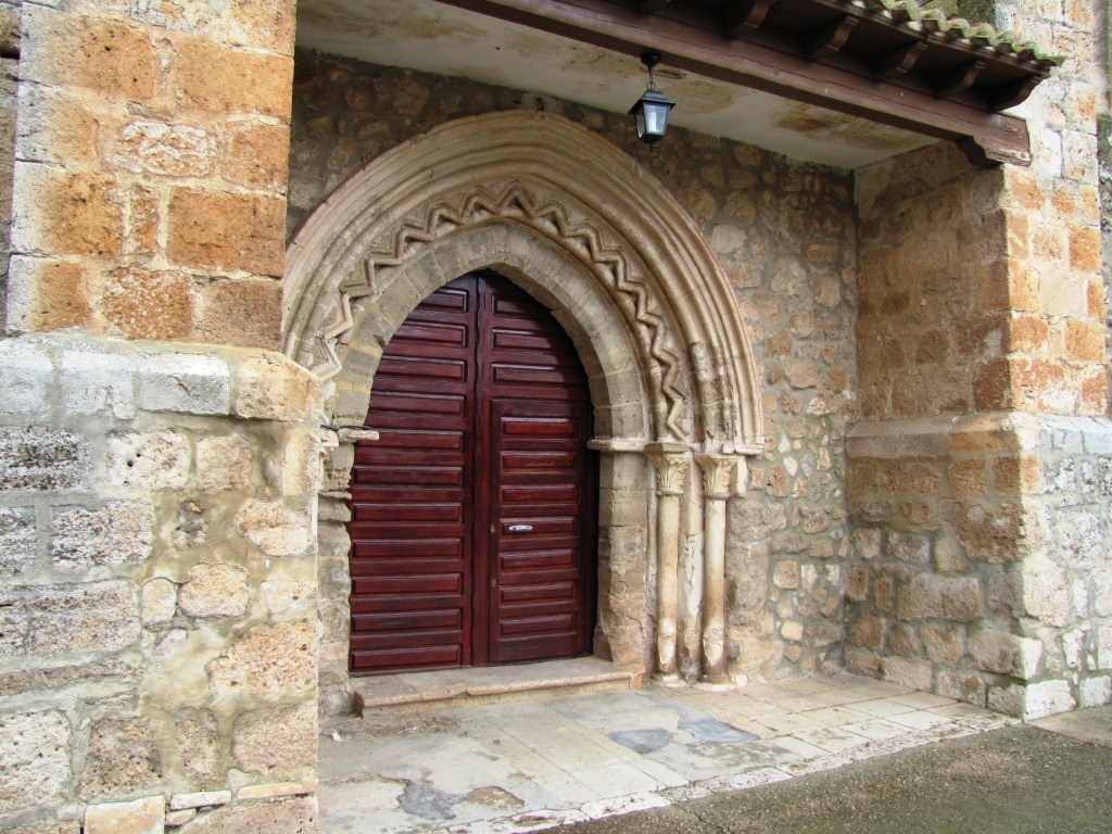 das schöne Eingangsportal der Kirche in Rabé de las Calzadas