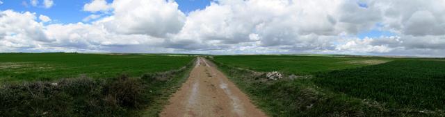 Breitbildfoto der Meseta vor Hornillos del Camino