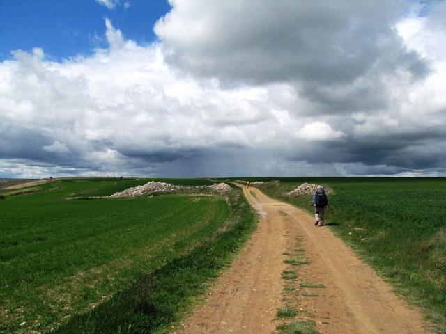 einfach wunderschön, viele Kilometer vor uns regnets. Wir laufen unter blauen Himmel