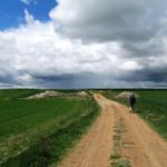 einfach wunderschön, viele Kilometer vor uns regnets. Wir laufen unter blauen Himmel