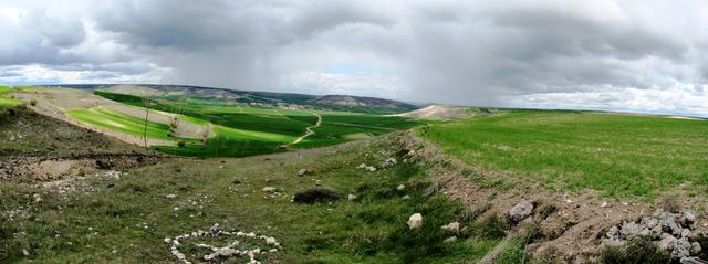 Breitbildfoto mit Blick auf die Ebene und auf Hornillos del Camino