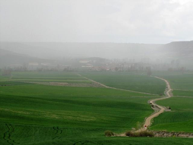 nach ein paar Minuten, hatte der Regen uns erreicht. Sehr schnell mussten wir die Regenkleider anziehen