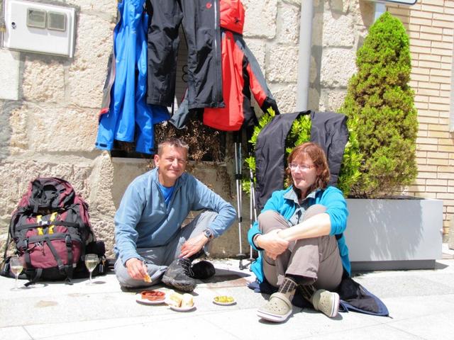 auf dem Kirchenplatz geniesst Franco und Elke das Essen und die Sonne