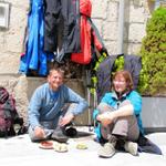 auf dem Kirchenplatz geniesst Franco und Elke das Essen und die Sonne