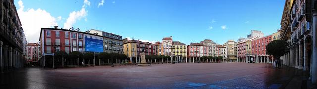 die sehr schöne Plaza Mayor. In Spanien ist die Plaza Mayor in den meisten Städten eine Augenweide