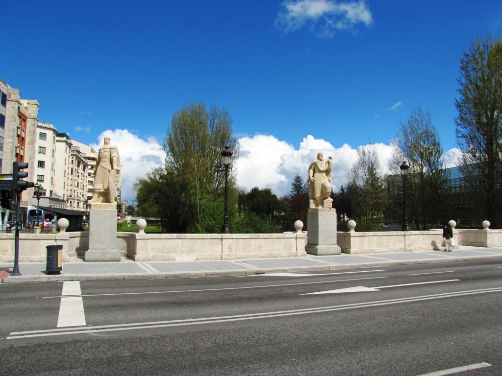 acht Skulpturen die Personen aus dem Umfeld des El Cid darstellen, schmücken die San Pablo Brücke