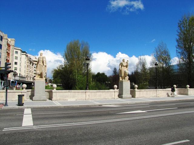 acht Skulpturen die Personen aus dem Umfeld des El Cid darstellen, schmücken die San Pablo Brücke