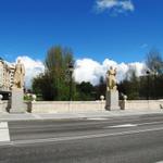 acht Skulpturen die Personen aus dem Umfeld des El Cid darstellen, schmücken die San Pablo Brücke