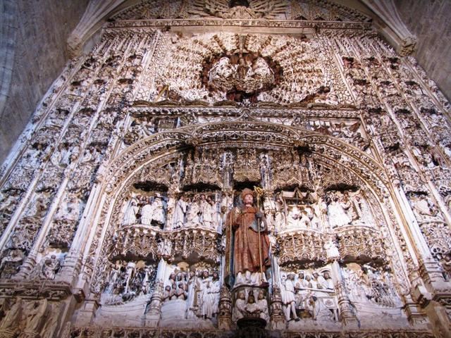 der spätromanischen Altar umfasst 465 Figuren