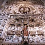 der spätromanischen Altar umfasst 465 Figuren