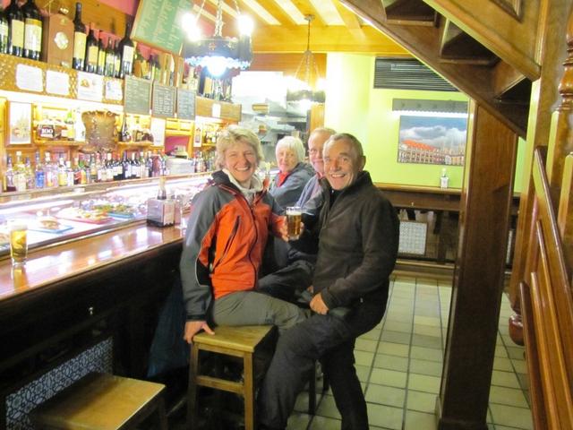 Mäusi, Theo (Cousin von Mäusi), Ulla und Peter in einer Tapas Bar