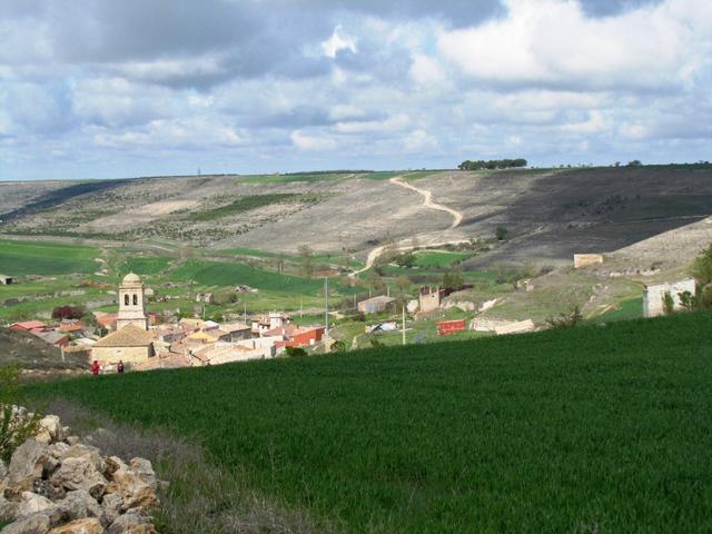 plötzlich bricht die Meseta ab, und in einer Senke, vom Wind geschützt, taucht Hontanas auf