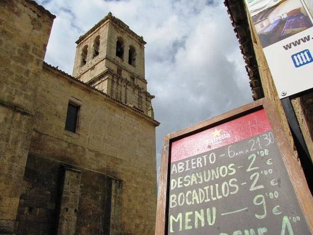 die kleine freundliche und saubere Bar, liegt direkt gegenüber der Iglesia de la Inmaculada Concepción 14.Jh.