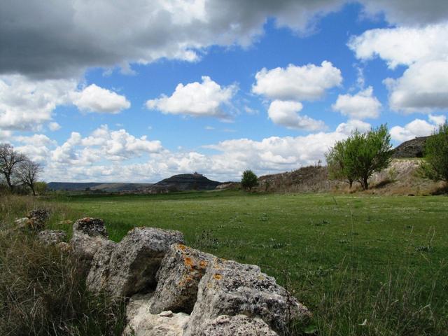 kurz nachdem wir San Antón verlassen hatten, tauchte am Horizont Castrojeriz auf