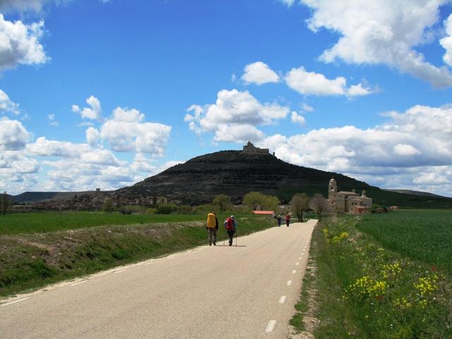 was für ein schöner Tag. Was für eine schöne Aussicht. Da macht es einem nichts aus, auf der Asphaltstrasse zu laufen