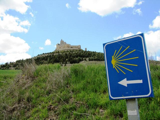 Blick hinauf auf die Burg. Castrojeriz wurde von den Westgoten 9.Jh. gegründet. Castrum Sigerici = Burg des Sigerich