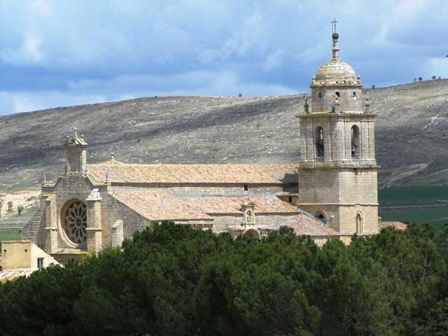 die Iglesia de Nuestra Señora del Manzano überragt alle Häuser von Castrojeriz