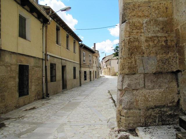 an der Aussenfassade der Iglesia de Santo Domingo 16.Jh. regen zwei steinerne Totenköpfe zum Nachdenken an