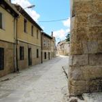 an der Aussenfassade der Iglesia de Santo Domingo 16.Jh. regen zwei steinerne Totenköpfe zum Nachdenken an