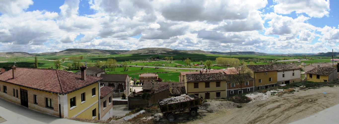 Breitbildfoto im Zentrum von Castrojeriz mit Blick hinaus in die Meseta