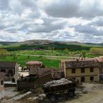 Breitbildfoto im Zentrum von Castrojeriz mit Blick hinaus in die Meseta