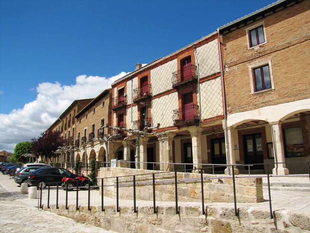 beim schönen Dorfplatz von Castrojeriz. Leider wurden viele Geschäfte aufgegeben (Landflucht)