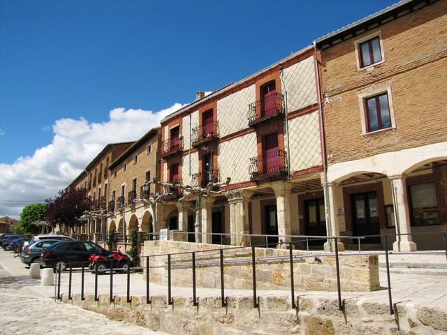 beim schönen Dorfplatz von Castrojeriz. Leider wurden viele Geschäfte aufgegeben (Landflucht)