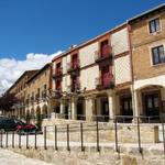 beim schönen Dorfplatz von Castrojeriz. Leider wurden viele Geschäfte aufgegeben (Landflucht)