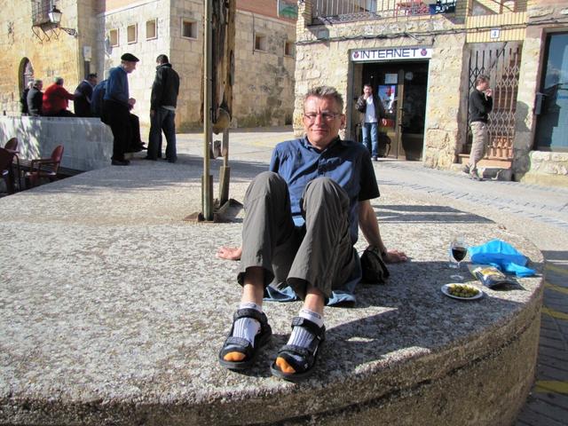 Franco geniesst die Sonne und den Apéro. Er freut sich jetzt schon auf das Nachtessen mit den vielen anderen Pilger