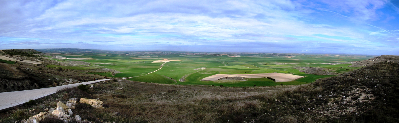 Breitbildfoto vom Alto de Mostelares aus gesehen, mit Blick Richtung Itero de la Vega